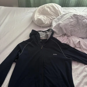  BOSS kofta - Snygg mörkblå kofta från BOSS med dragkedja. Har inte använt många gånger, den är storlek M men passar S.                                  Köpte för 800kr