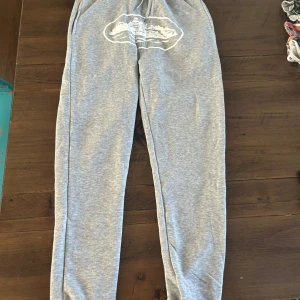 Corteiz Mjukisbyxor - Corteiz mjukisbyxor, säljer jag då dem var för små för mig Storlek M. Dem är aldrig använda helt nytt skick. 