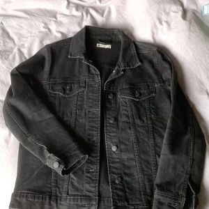 Svart jeansjacka - Säljer min svarta jeansjacka i rak passform! Sparsamt använd. Strl M men sitter som strl S ✨