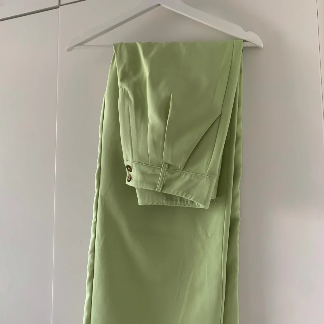 Ljusgröna kostymbyxor med pressveck - 3