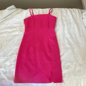 Rosa klänning  - Säljer en snygg rosa klänning från ONLY med smala axelband och rak halsringning. Klänningen går inte ner till knäna utan sitter en bit över på mig som är 160 cm lång. Plagget är i storlek 36, passar bra på mig som bär xs/s. 