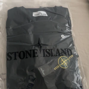 Stone island tröja - Storlek XS men passar även S köpt i sommaren men är i gott skick priset kan diskuteras vid snabb affär