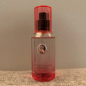 Bombshell Body Mist från Victoria's Secret - Säljer en Bombshell Body Mist från Victoria's Secret. Knappt använd och har bara legat på hyllan då jag inte gillar den längre. Innehåller 75 ml och går ej att köpa på dess hemsida längre, därav priset! 