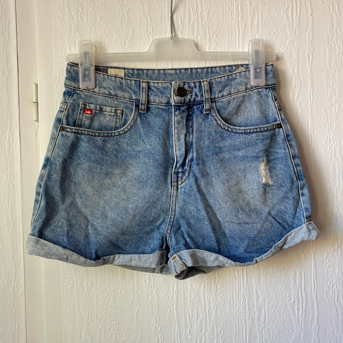 Blå jeansshorts med upprullad kant