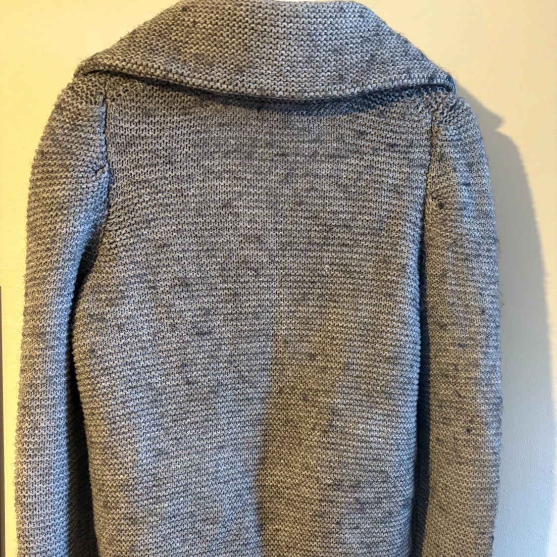 Grå stickad kofta med stora knappar - 1