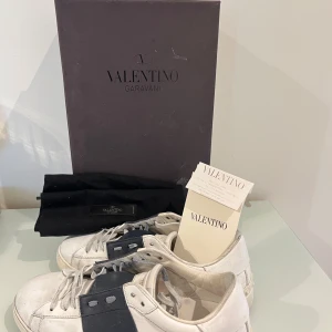 Valentino open  - Säljer ett par valentino open i storlek 39.5 it som motsvarar 40.5 Eu, allt og medföljer som box, dustbag och kvitto.  Skorna är äkta med serienummer, tveka inte att höra av dig vid funderingar!