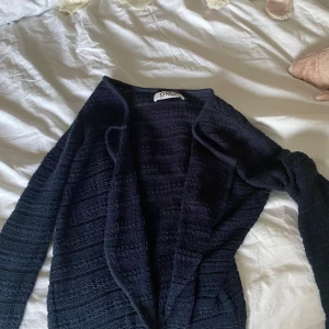 Kofta, marinblå från Only - Supersöt marinblå kofta från only som jag haft i flera år. Älskar den men har mer eller mindre tröttnat tyvärr. Den är så fin att ha till en vit outfit för att bara vara lite varmare och mysigare, som pricken över iet. Köparen står för frakt om vi inte kommer överens om annat❤️❤️❤️