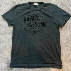 Maison kitsuné Tshirt  - Skick: 7/10 - Storlek: L - Nypris: 1300 kr+