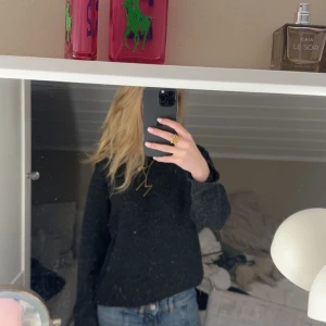 Svart stickad tröja från Vero Moda - Stickad tröja från Vero Moda som är svart men kan uppfattas som ljusare nyans. Tröja är lite använd men ej nå mycket🖤