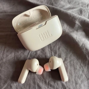 JBL trådlösa hörlurar  - Säljer nu mina jättefina rosa jbl hörlurar knappt använda och dem har inga skador, dessa har även ett super bra ljud. Jag har tyvärr slängt kartongen till dessa men när jag skickar så packar jag dem säkert! Kabeln till dessa har jag tyvärr tappat bort men det går utmärkt att ladda dem med en vanlig Samsung laddare t.ex! Priset kan även diskuteras😊