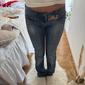 Blå bootcut jeans  - Säljer ett par supersnygga blåa jeans med bootcut-passform. Jeansen har låg midja. Märkets logga syns på lappen vid fickan. Perfekta för dig som gillar snygga jeans🩷🩷