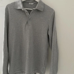 Filippa k tröja  - Säljer min skit snygga långärmade piké/ rugbytröja från filippa K. I nyskick. Nypris ligger runt 1200kr. Hör av er vid frågor och funderingar 