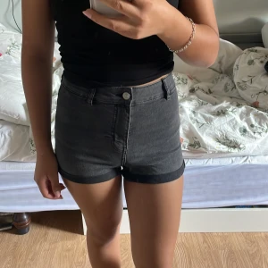 Svarta highwaisted jeansshorts - Skriv om man undrar något!