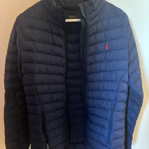 Polo Ralph Lauren Jacka - Den är i barnstorlek XL (18-20), sitter som storlek S.  Säljs eftersom den är för liten för mig nu, den har använts sparsamt, utan märken eller liknande.
