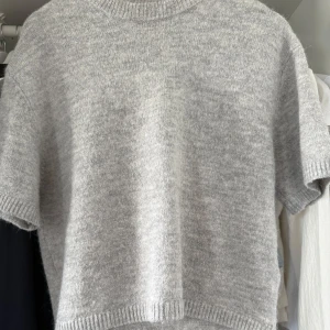 Kortärmad stickad tröja  - Ljusgrå kortärmad stickad tröja från GinaTricot💞Den är i storlek XS och superfint skick!