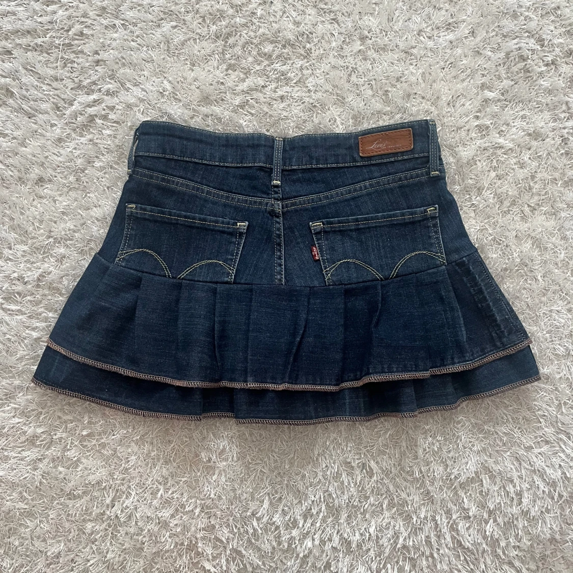 Mörkblå jeanskjol med volang - 1