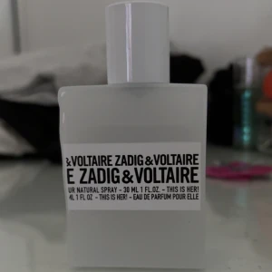 Zadig & Voltaire This Is Her! Eau de Parfum - Säljer en Zadig & Voltaire, 'This Is Her!'. Innehåller 30 ml eau de parfum med en modern och unik  pepprig vanilj doft.