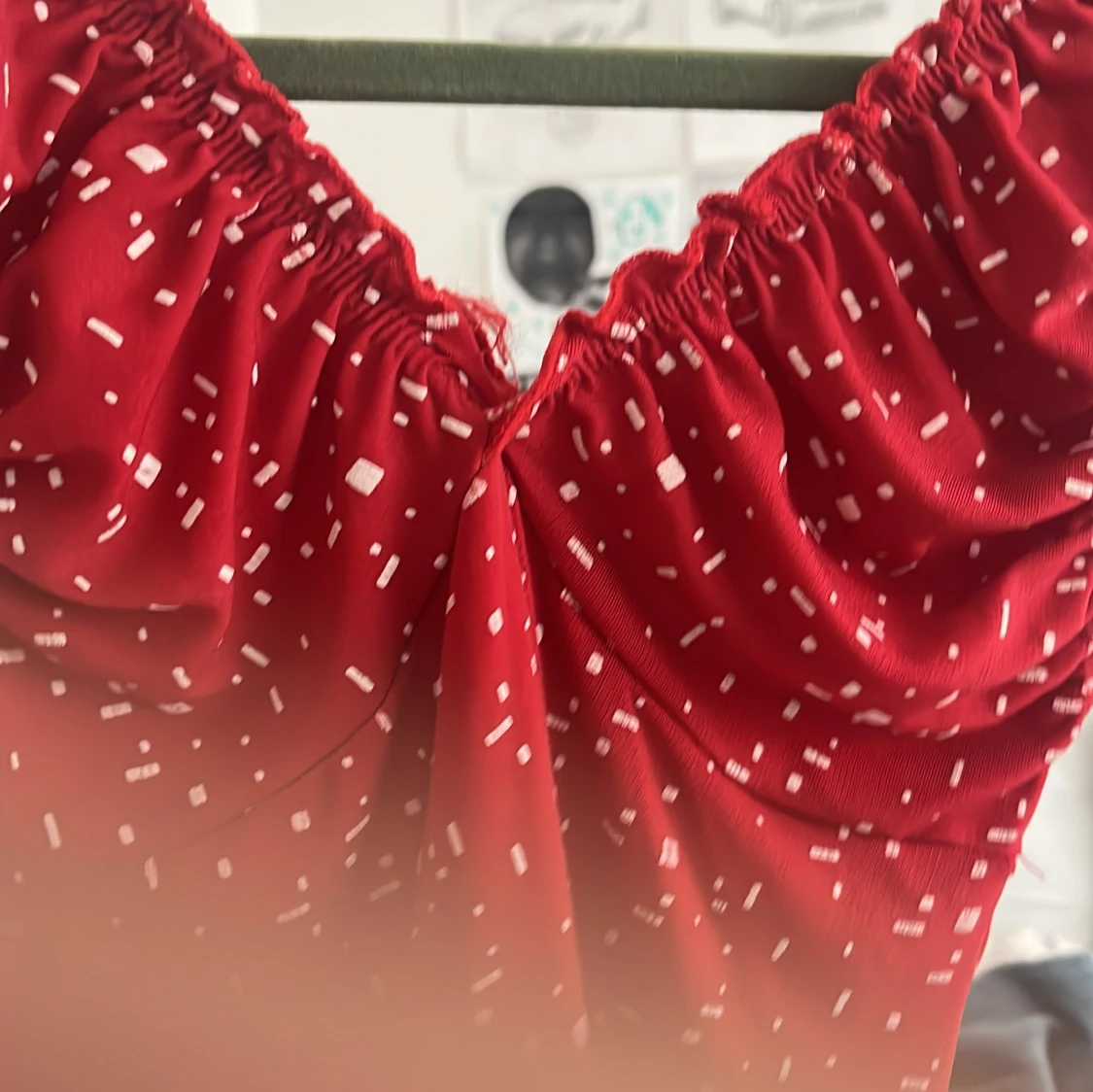 Röd kortklänning med vita mönster och rynkade axlar - 3