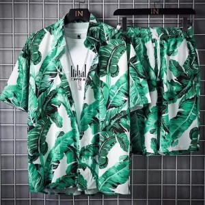 Shorts och tröja med unik mönster. - Snygga shorts med grönt bladmönster. Elastisk midja med snörning för skön passform. Perfekta för sommardagar och strandhäng. Matcha gärna med skjorta i samma mönster för en hel look.                  Säg till om du vill ha tröjan eller shortsen enskilt.