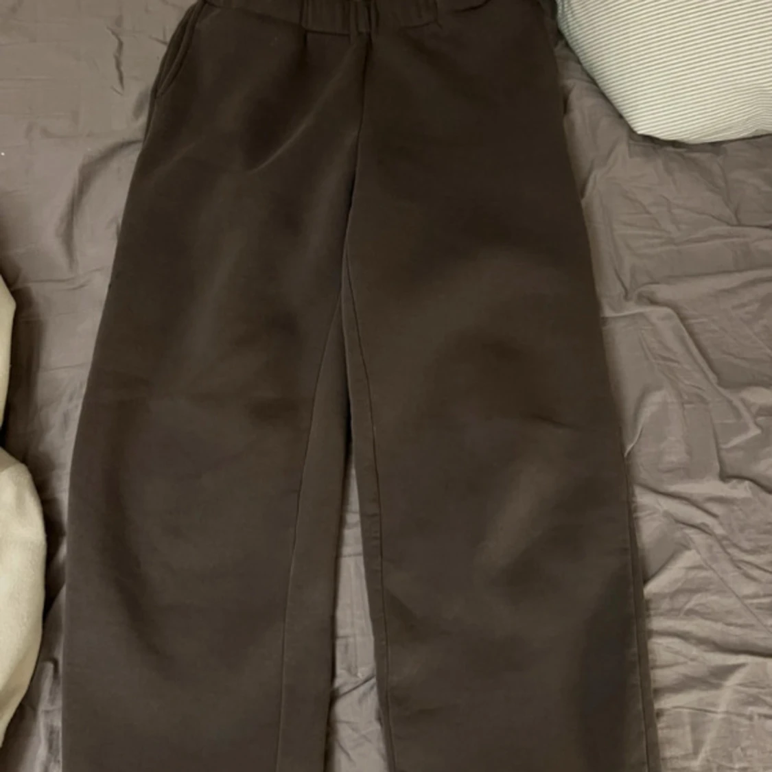 Mörkbrun hoodie med ficka - 4