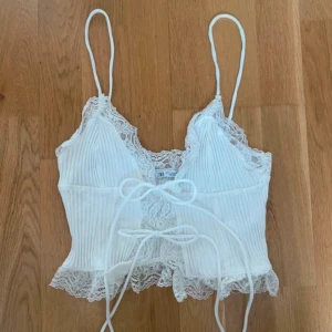 Vit spetsdetaljerad croppat linne från Zara - Superfin vit croppad linnetopp från Zara med tunna axelband, spetsdetaljer längs kanterna och knytning framtill 🤍