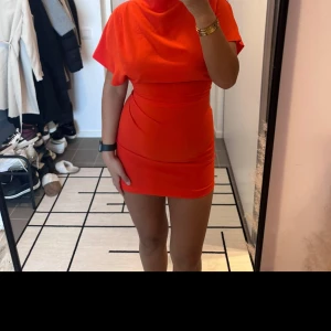 Röd klänning - Köpt från H&M, storlek XS, pris 100 kr.