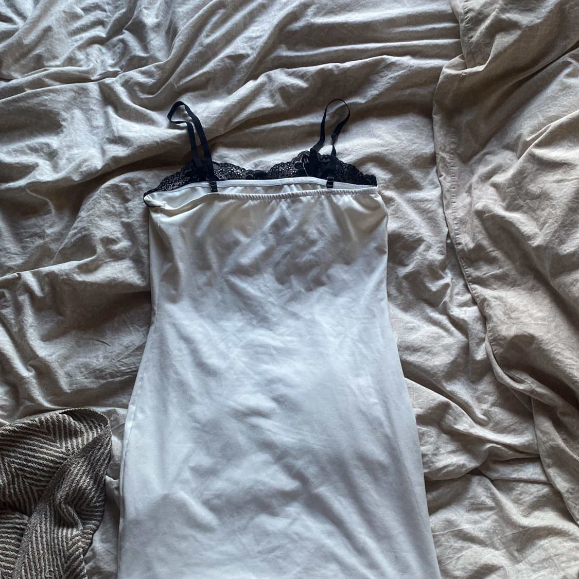 Vit kortklänning med svarta spetsdetaljer - 2