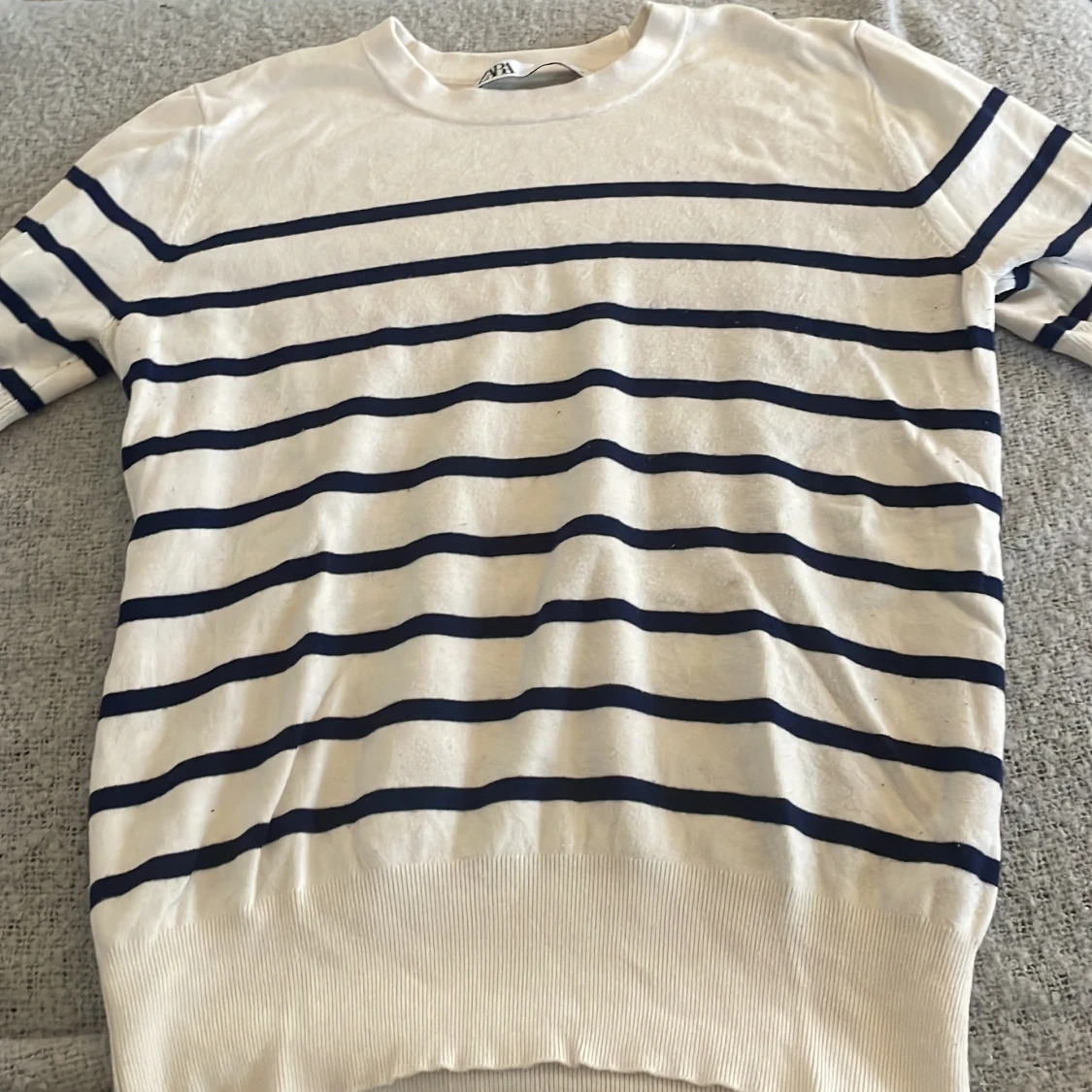 Vit och marinblå randig tröja från Zara