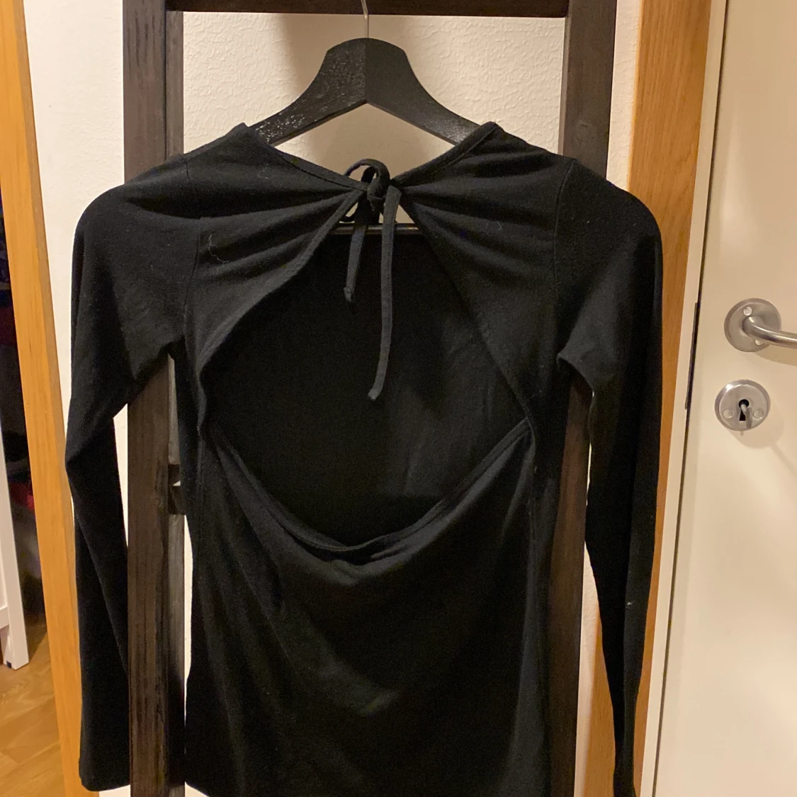 Svart långärmad topp med knyt och öppen rygg - 3