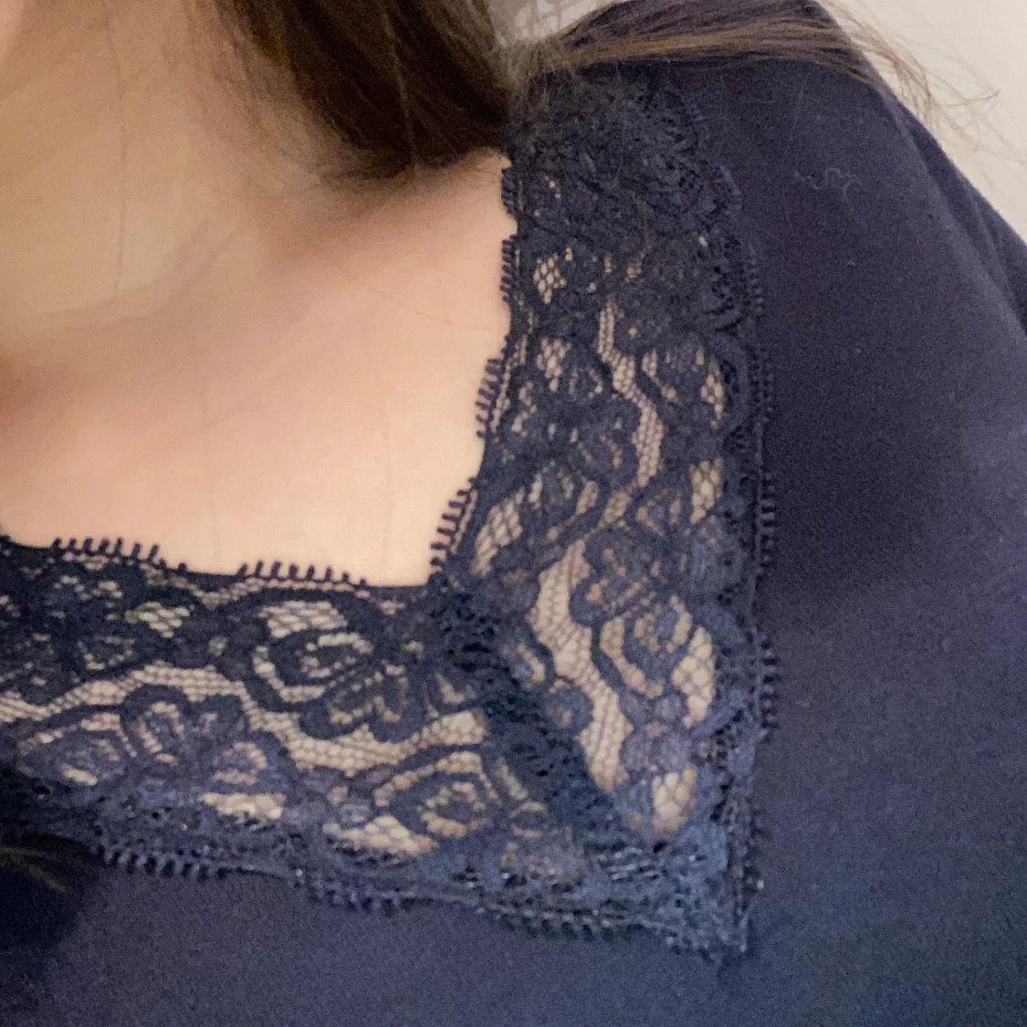 Mörkblå långärmad topp med spets - 1