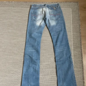 Lågmidjade Diesel jeans - Säljer dessa sjukt snygga diesel jeans då de tyvärr va för små för mig, lågmidjade med fina detaljer på bakfickorna😍midjemått tvärs över: 36cm, innerbenslängd: 86cm❤️skriv om ni har frågor!! 💕💕