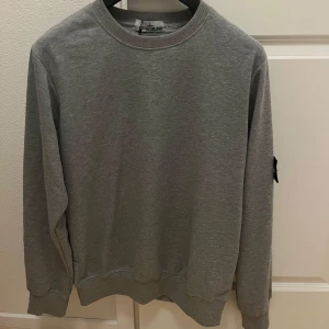Grå Stone Island tröja - Säljer min gråa stone Island tröja som jag aldrig använt. Den är storlek L men jag tycker den sitter mer som en M. 