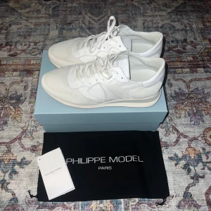 Philippe Model TRPX - Philippe Model TRPX i storlek 44⚜️NÄSTAN HELT NYA, väldigt stilrena till alla tillfällen|Kontakta vid minsta fråga🛎️