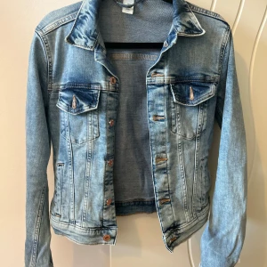 Blå jeansjacka 💗💗 - Varsamt använd, hör av er vid frågor och tveka inte på att lägga bud ☺️💕