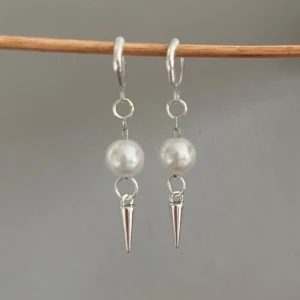 Örhängen med pärla och nit - Superfina örhängen med pärla och nit. Ett par för 40 kr💓💓