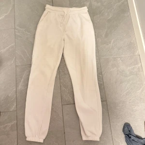 Vita mjukisbyxor med snören - Passar mig som bär S