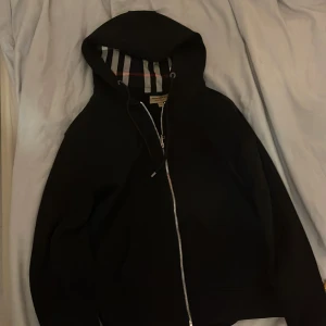 Burberry kofta svart bra skick - Bra skick burberry svart passar bra för S