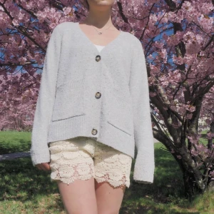 Sandvita spetsshorts - EGNA BILDER ❣️Superfina spetsshorts, med nervikbar midjekant för lågmidjat 🩷🩷 Perfekta för våren och sommaren! Storlek S/M SS-0001