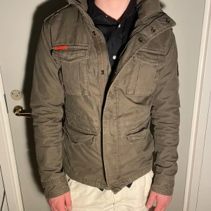 Vintage Field Jacket från Superdry - Säljer en Vintage Field Jacket från Superdry i storleken S. Varan är väl omhändertagen och därmed i mycket bra skick. Om du har några frågor så tveka inte att höra av dig. Pris går att diskuteras