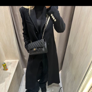 Zara kappa - Säljer min älskade Zara kappa. Helt slutsåld och finns inte att köpa längre. Storlek S, har inga defekter alls. Silver knappar och är varm. Väldigt stilren och blandning av en kappa och rock. Köptes för 1795kr