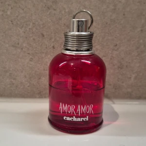 Amor Amor parfym från Cacharel -  Cacharel Amor Amor 30 ml, ca halva använd.