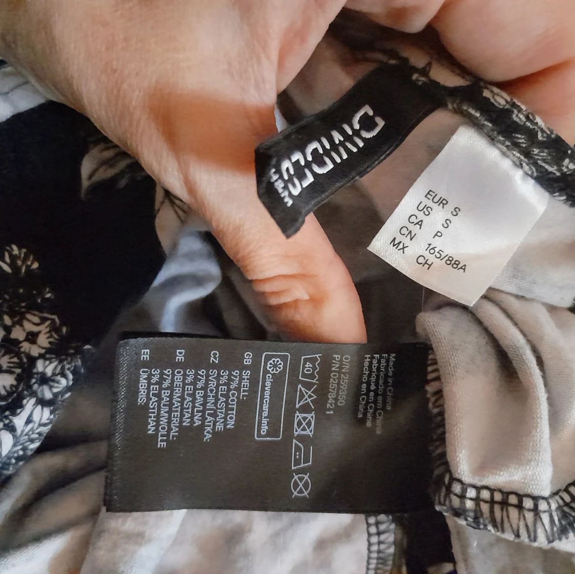 Svart blommig långärmad topp från Divided - 2