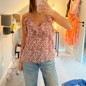 Blommig volangtop  - Söt blommig topp, ny med prislapp🌸🌸🌸