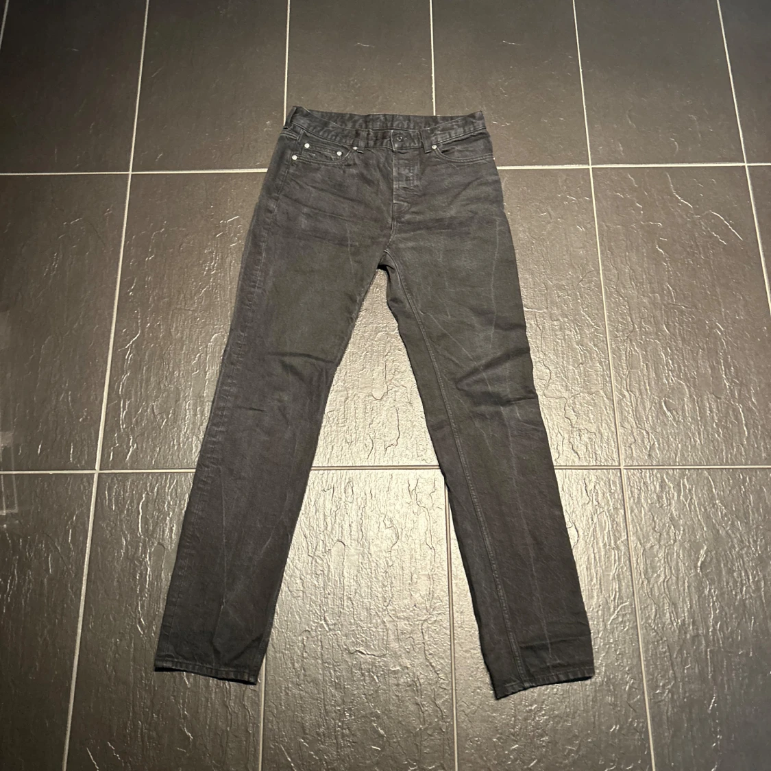 Svarta arket jeansbyxor med rak passform - 1