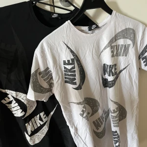 Nike t-shirt med stor logga - Två Nike t-shirts i svart och vit, i storlek Xxl men passar L. Köp båda för 120, skriv isåfall privat så jag kan ändra priset.