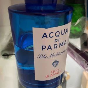 Acqua di Parma  Fico di Amalfi  - Fräsch parfym i en blå glasflaska från Acqua di Parma. Full presentation 150ml flaska. Mängd ca 75ml. 