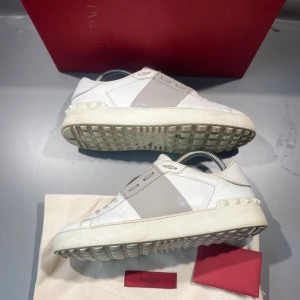 Valentino skor - Hej! Säljer nu mina skor från märket Valentino, storlek 38 använt skick, givetvis äkta. Tveka inte på att höra av dig om du har frågor eller funderingar kring skorna! 