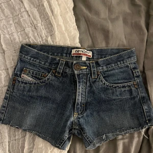 Lågmidjade mörkblå jeansshorts!! - Säljer mina lågmidjade jeansshorts ifrån märket Detroit för att de blivit för små! Dem har supersnygga fickor och lite slitningar längst ner, är som nya och har inte fått någon skada!💞💞💞 skitsnygga till sommar!!! Är ganska små i st.