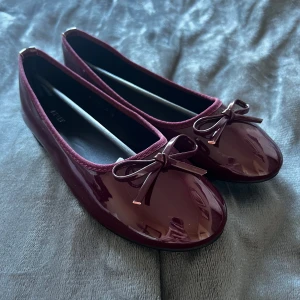 Ballerinaskor från Nelly - Superfina ballerinaskor från Nelly! Säljer då de är för stora för mig. Skorna är i storlek 38! Fick de i present, de är helt oanvända - i nyskick. Endast prövade 1 gång (inomhus). Skickas i orginalbox om så önskas! ❤️