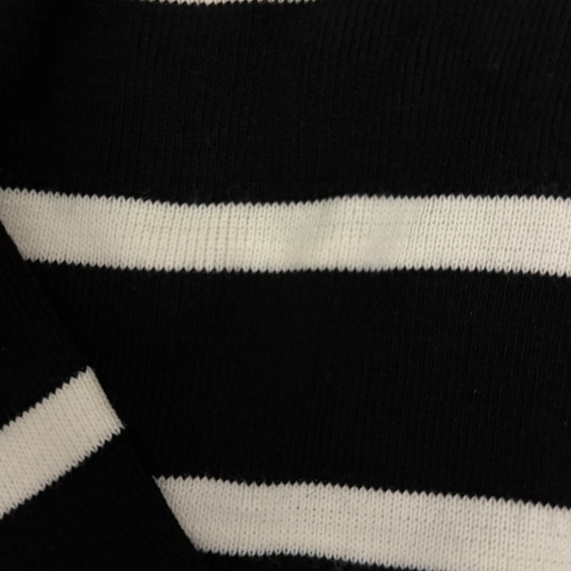 Svart och vit randig stickad tröja - 1